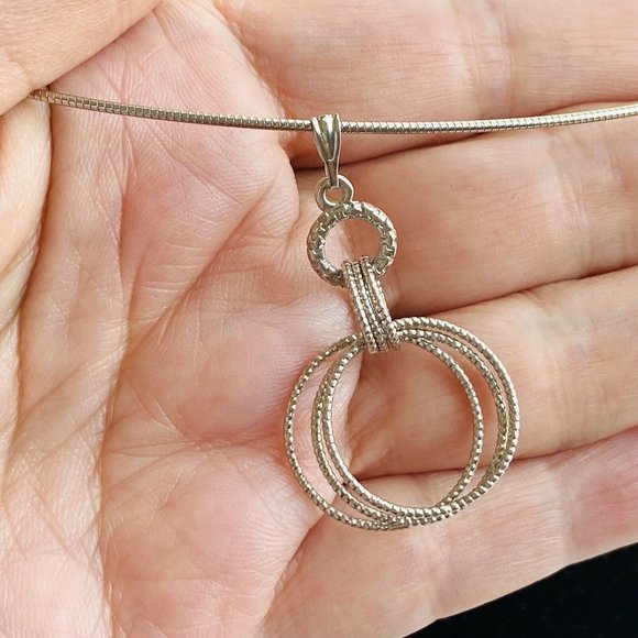 Fun 3 Ring Silver Tone Pendant Cable Necklace 18” - Picture 4 of 5